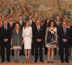 Fotografía de grupo de Su Alteza Real la Princesa de Asturias con el Comité Organizador del Campeonato del Mundo de Patinaje Artístico sobre Ruedas 20